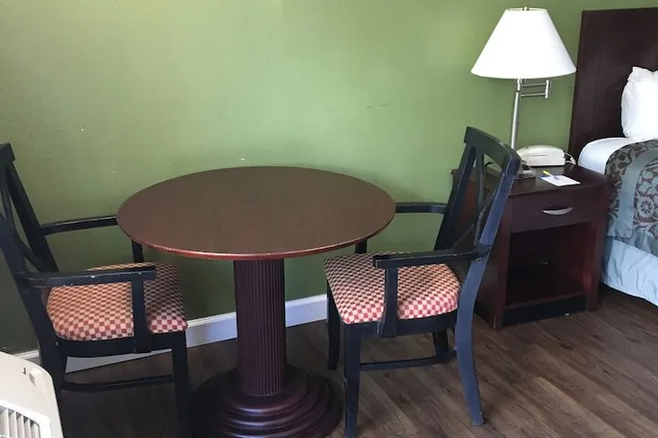 Room 4 of 25