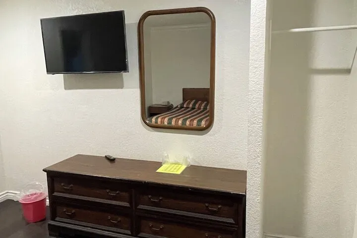 Room 3 of 7