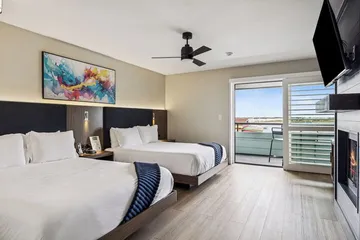 456 Embarcadero Inn & Suites