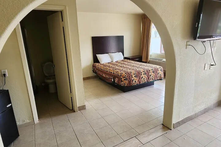 Room 4 of 7