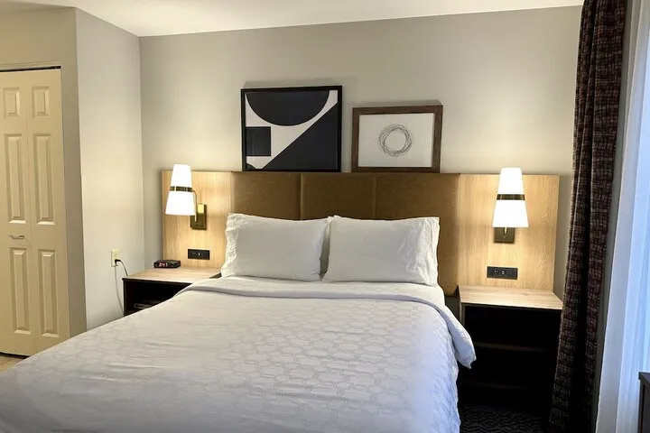 Room 3 of 76