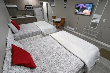 Riverside Motel & Suites