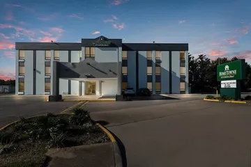 HomeTowne Studios by Red Roof Newport News – Hampton West