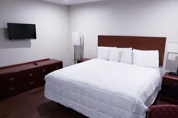 CLEAR LAKES INN
