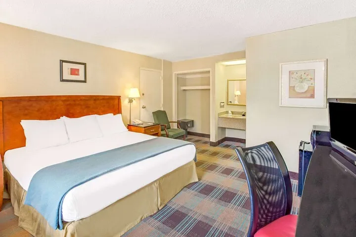 Room 5 of 16