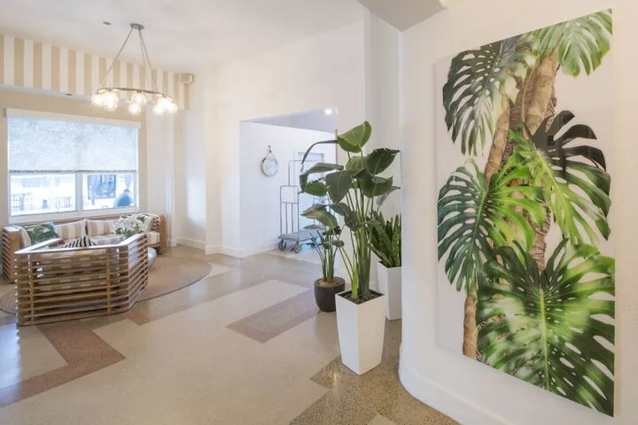 Lobby lounge