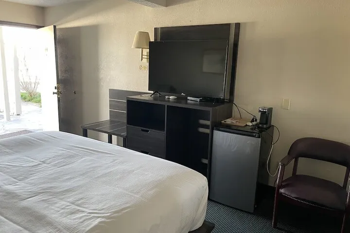Room 5 of 17