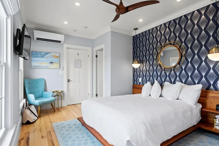 Room 4 of 83