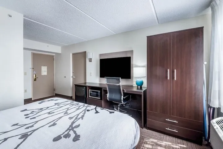 Room 4 of 43