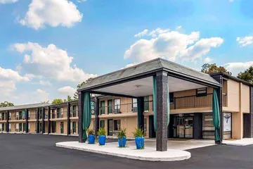 Super 8 by Wyndham Daleville / Fort Novosel
