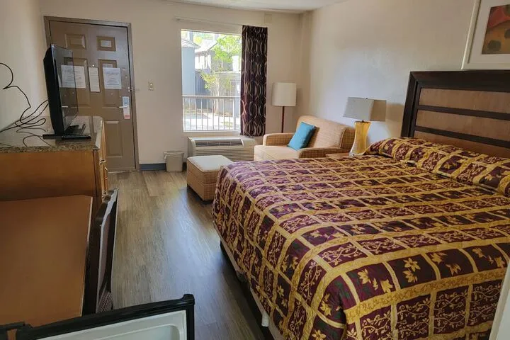 Room 4 of 16