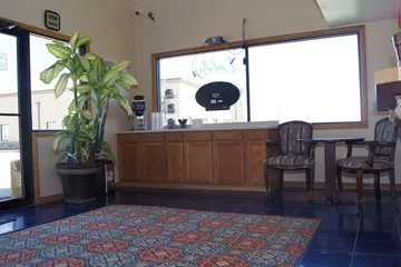 Holiday Lodge & Suites