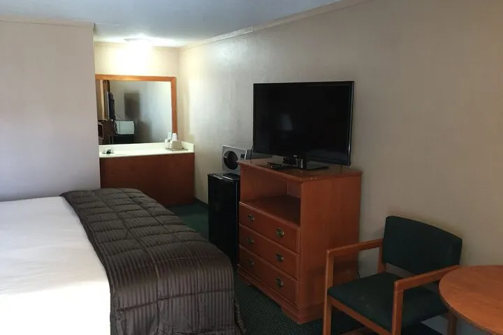 Room 4 of 9