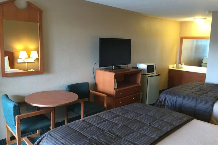 Room 5 of 9