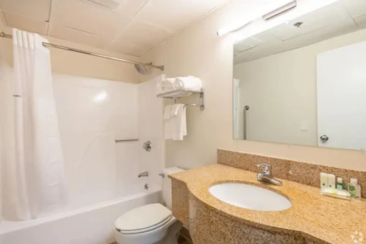 Room 4 of 7