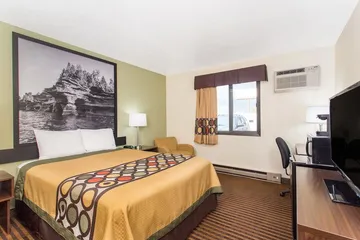 Super 8 by Wyndham Eau Claire I-94