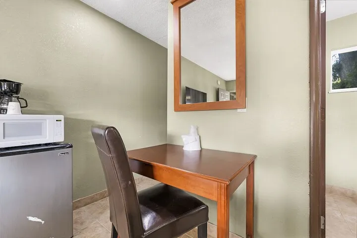 Room 4 of 27