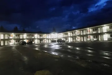 Shoreside Inn & Suites