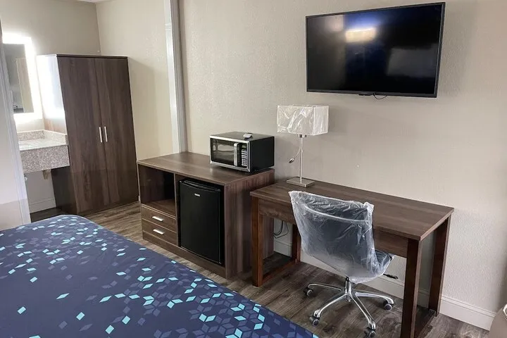Room 4 of 10