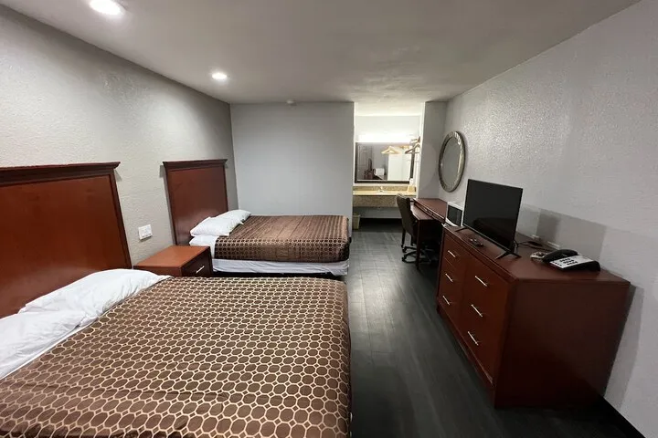 Room 5 of 9