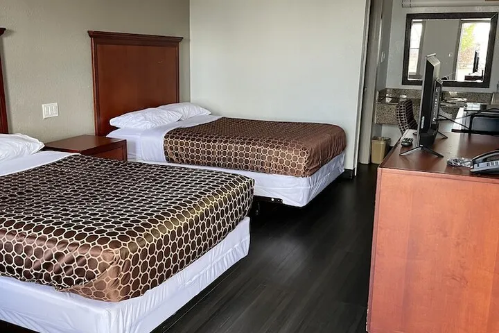 Room 4 of 9