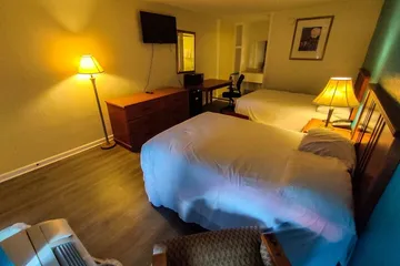 Clover Inn & Suites