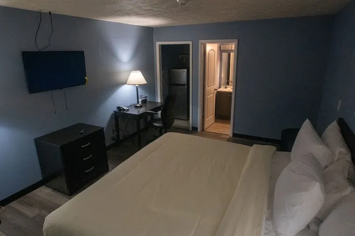 Room 4 of 16