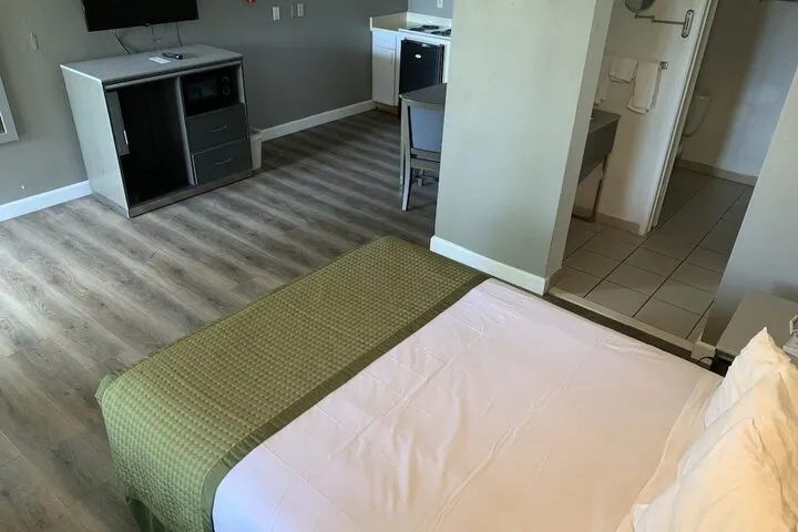Room 4 of 20