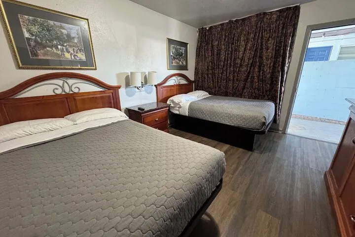 Room 4 of 17