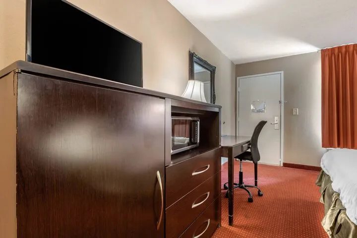 Room 4 of 18