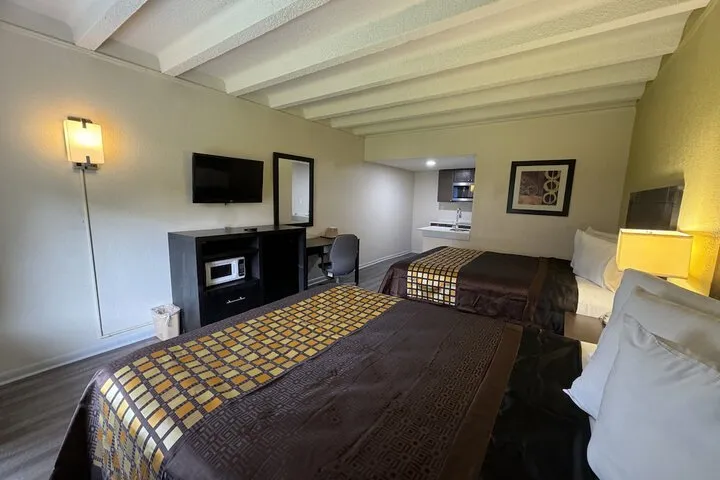Room 10 of 25