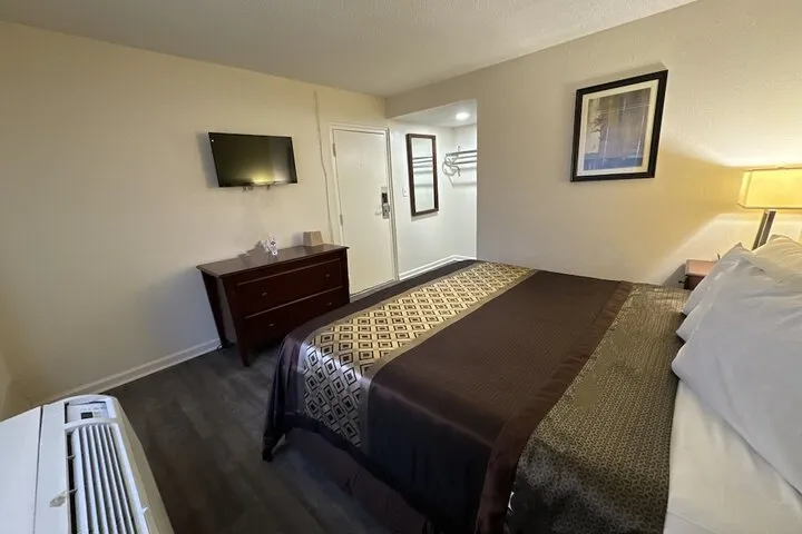 Room 6 of 25