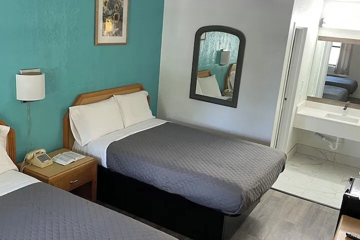 Room 6 of 18