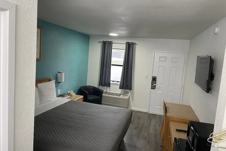 Room 4 of 18