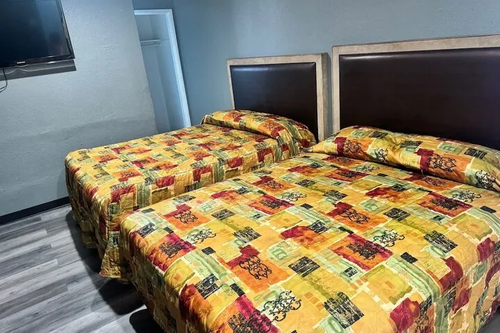 Room 4 of 12