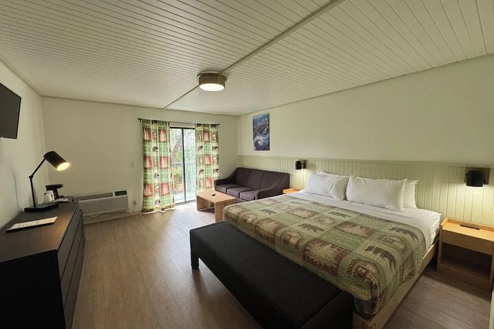 Room 4 of 66