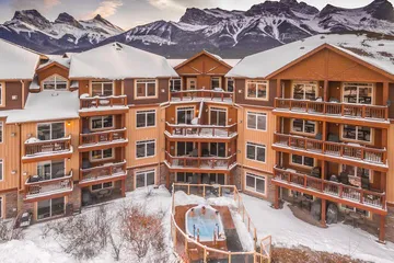 Falcon Crest Lodge by CLIQUE