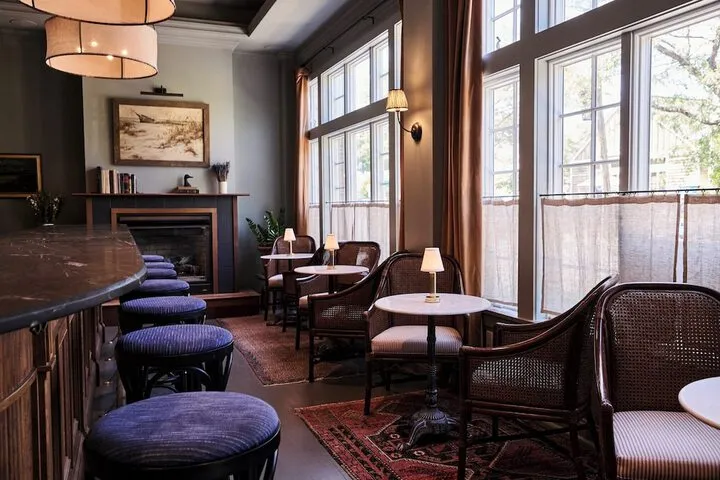 Lobby lounge
