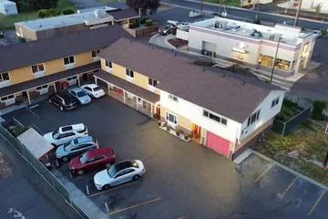 Townhouse Inn & Suites