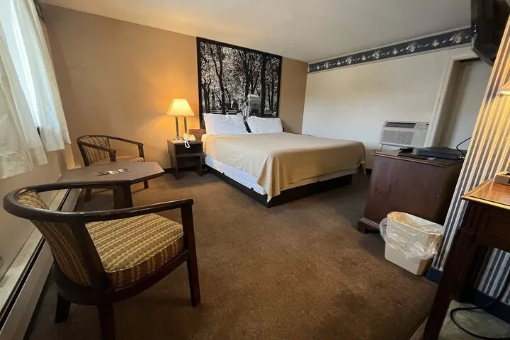 Room 4 of 10