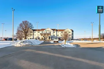 Clarion Pointe Mattoon near University