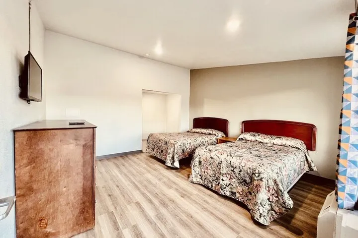 Room 4 of 7