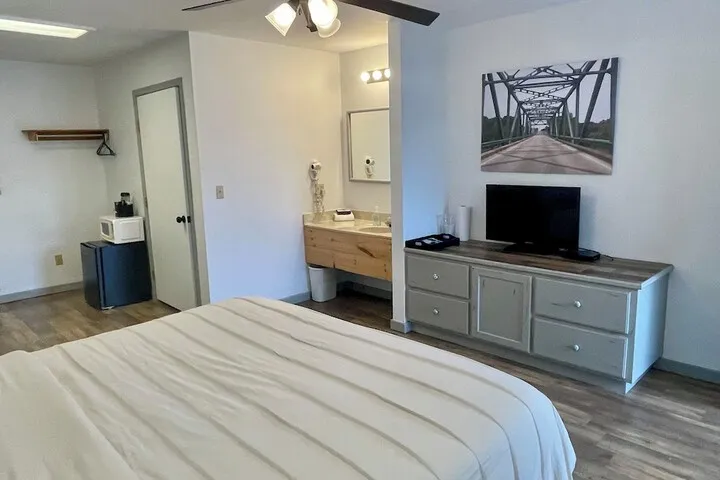 Room 5 of 16