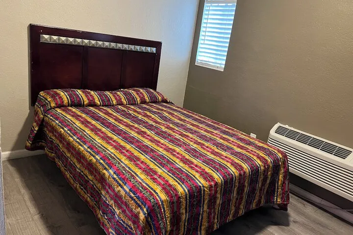 Room 4 of 10