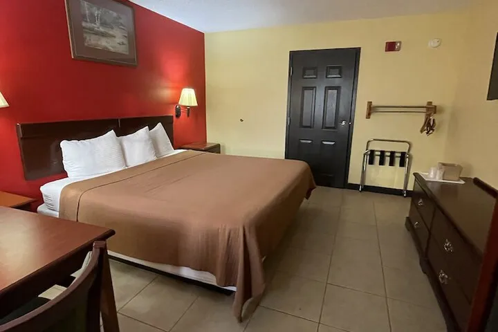Room 5 of 16