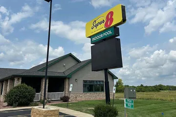 Super 8 by Wyndham Sturtevant / Racine