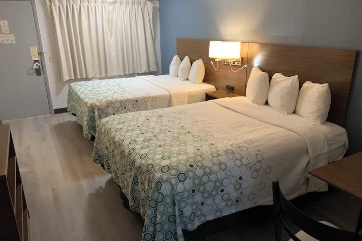 Room 4 of 16