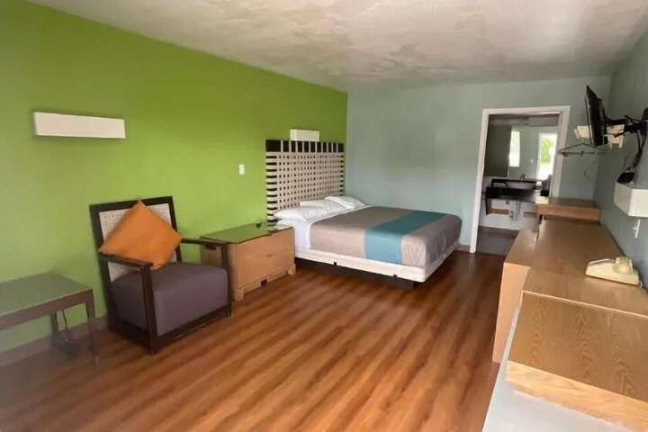 Room 4 of 9