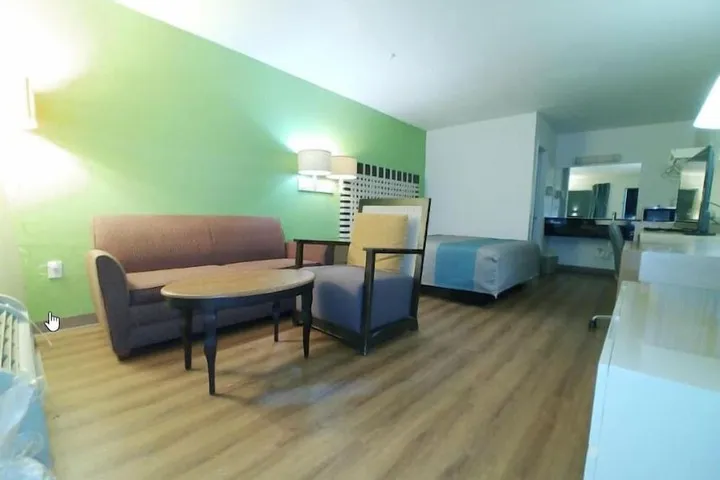 Room 5 of 9
