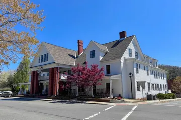 The NuWray Hotel & Carriage House